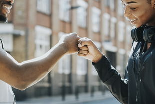 开云全站-英超比赛中裁判语调与非语言行为对球员情绪波动的影响，用语言或行为对裁判员